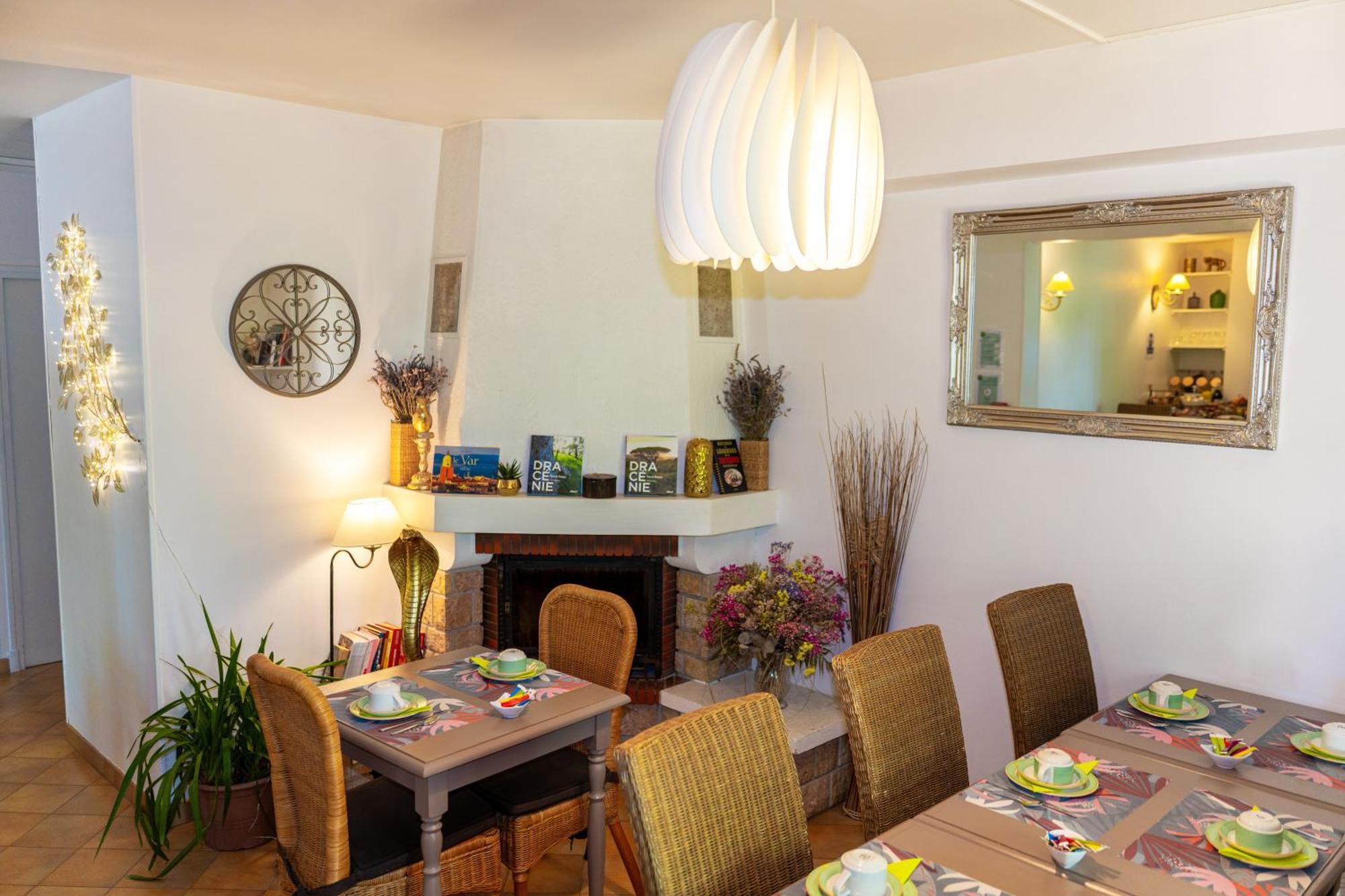Hotel Les Oliviers Draguignan Buitenkant foto